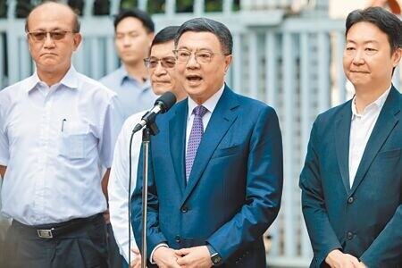 
行政院長卓榮泰（前中）13日表示，政府邁向「非核家園」的政策一致，除了對未來的新核能科技採取開放態度，目前的重點是發展綠能，並如期完成目前計畫中的新電廠。（郭吉銓攝）
