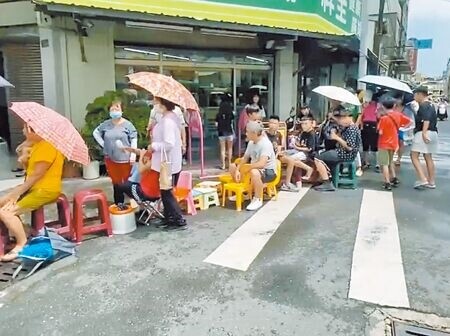 
代購族近日大舉出動，宣告彰化市蛋黃酥大戰開打。（孫英哲攝）
