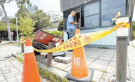 
成功大學林姓圖書館女職員，12日駕車返家時，一路從成功校區暴衝往大學路，釀1死4傷車禍，成功校區校門口的標示牌也遭撞毀。（曹婷婷攝）
