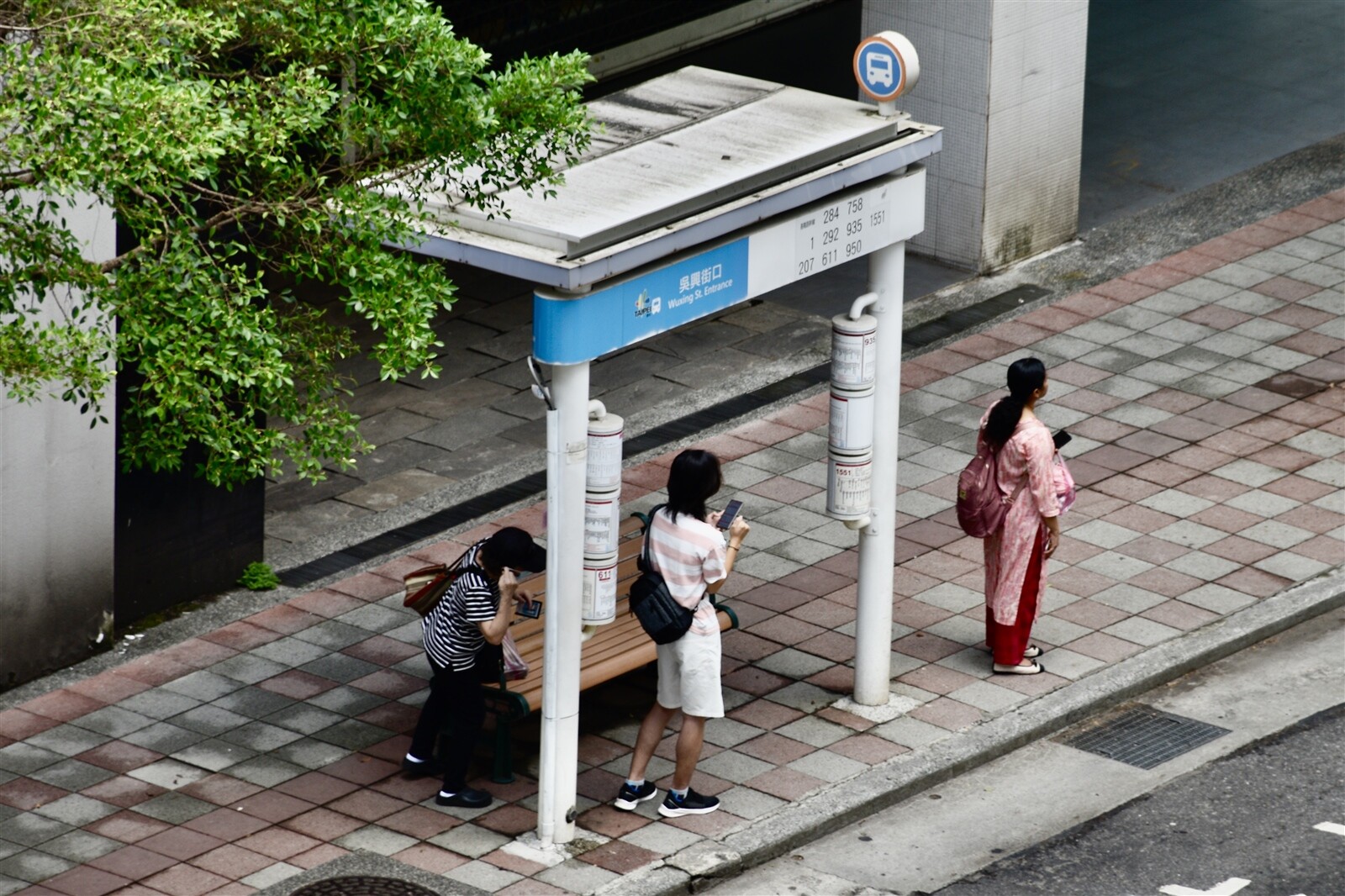 台北市公運處定期委外廠商清潔公車候車亭，但審計部發現廠商檢附清潔前、後照片造假。記者鍾維軒／攝影 