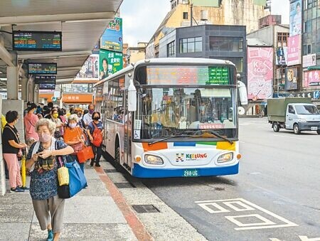 
針對基隆市公車虧損問題，基隆市政府表示，明年將召開運價審議委員會，試圖解決市公車長期虧損的問題。（張志康攝）
