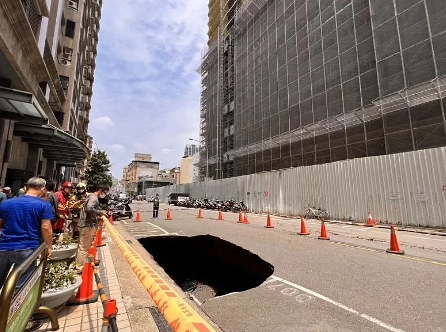 新竹縣2023年發生數起建築工地天坑事件,苗栗縣政府引以為鑑,苗栗縣政府建築工程基礎開挖安全措施管理作業要點草案加強把關。聯合報資料照片