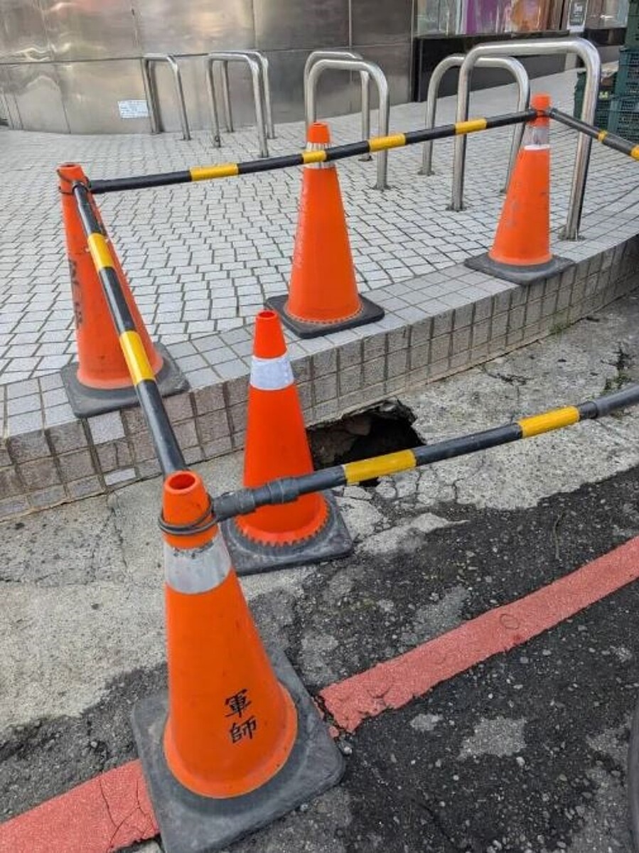 嘉義市工務處水利工程科已派員用交通錐等架起安全圍欄,由廠商盡速處理中。圖/市議員鄭光宏服務處提供