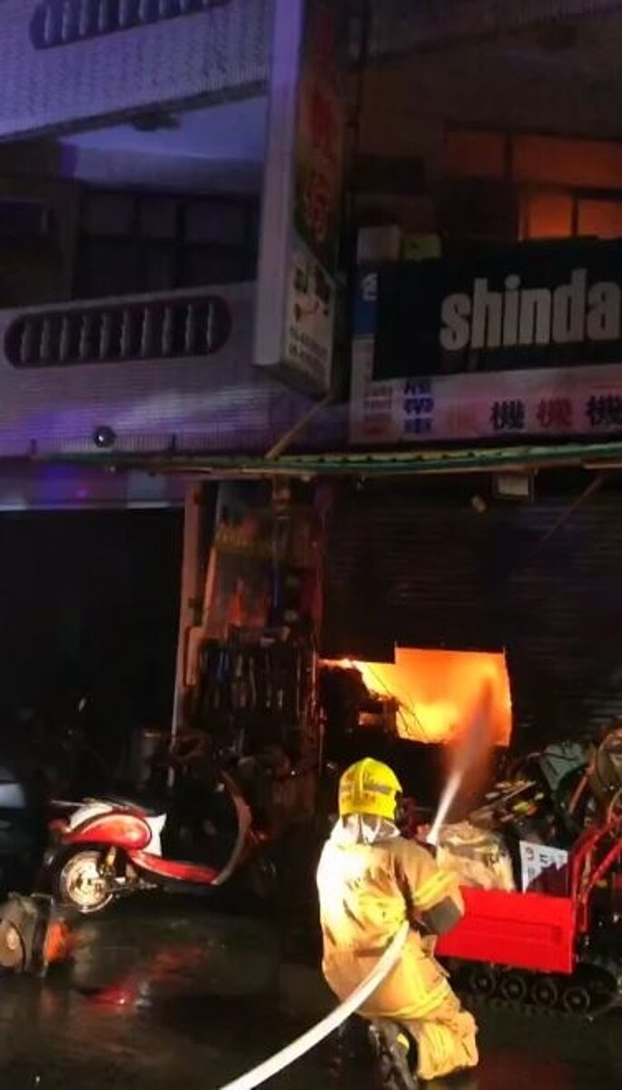 台南市六甲珊瑚路1處連棟鐵皮住宅今天凌晨2點43分傳出大火。記者謝進盛/翻攝