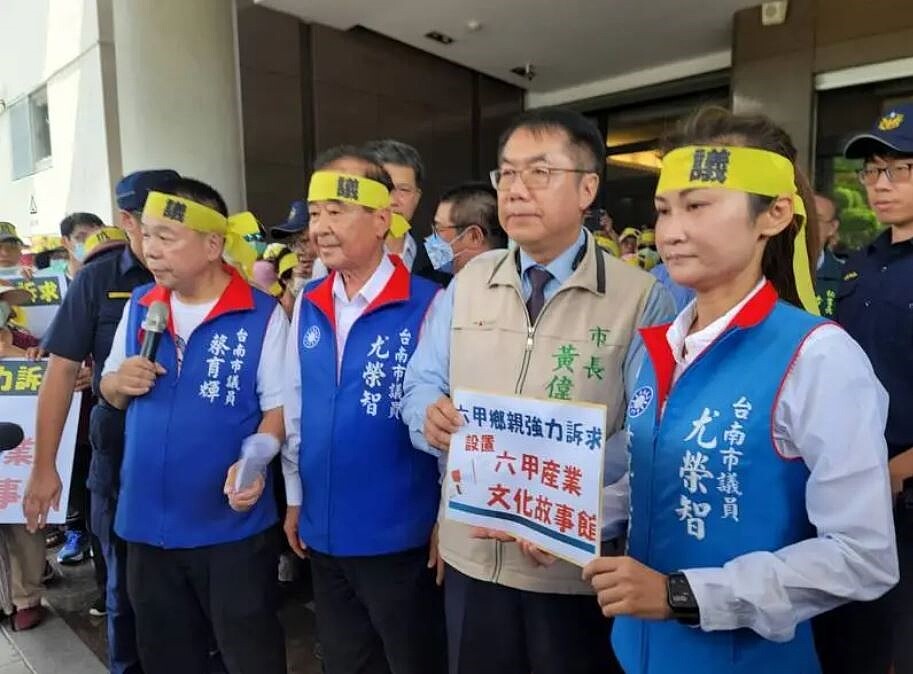 台南六甲區原飛彈指揮部營區將做為市警局的長槍靶場,300多名居民13日到議會民治議事廳外陳情抗議,市長黃偉哲(右二)接下陳情書。圖/南市議會國民黨團提供