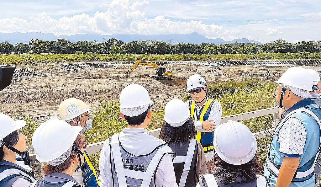 立委陳冠廷13日邀經濟部等單位實地到嘉義縣中埔產業園區會勘，針對地方最擔心的洪水溢流問題，經濟部回應會強化防洪措施。圖／陳冠廷服務處提供