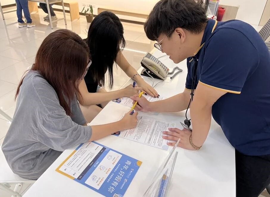 新北市青年局推動「青年,好險有你」計畫,為新北青年提供30萬元意外傷害險及1萬元意外醫療實支實付險。圖/新北市青年局提供