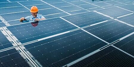 針對和碩董事長暨總統府氣候變遷委員會副召集人童子賢指稱「綠電又貴又不環保」,太陽能業者也出面澄清指出,太陽能板是用清水清洗,對周邊環境沒有影響。圖∕本報資料照片