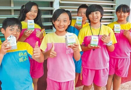 農業部和教育部9月起在國小推動「班班喝鮮乳」,但供應商只負責配送到校,屆時要由老師分送到各班給學生喝。圖為國小學生喝鮮乳。(本報資料照片)