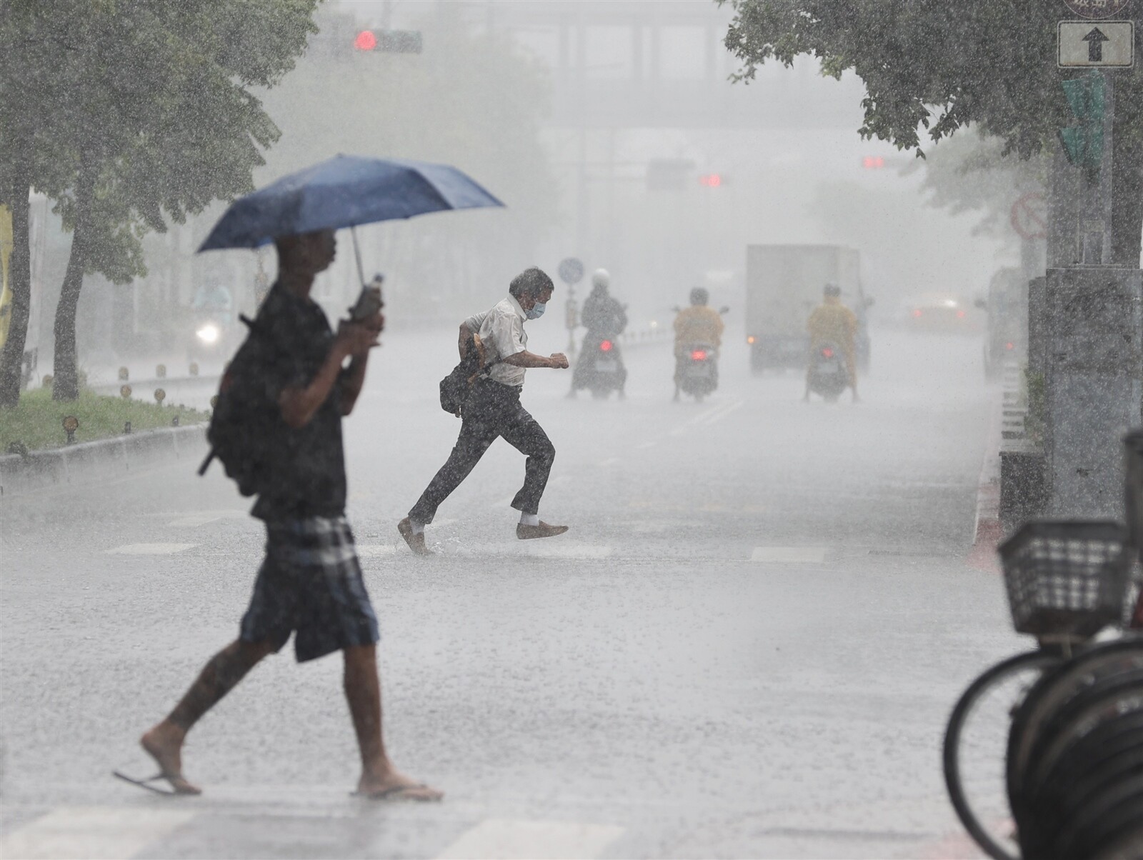 氣象署今針對北市萬華以外行政區發布大雷雨訊息。圖／本報資料照片 