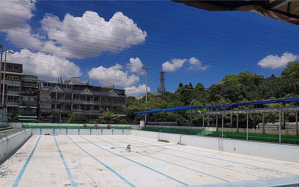 桃園市平鎮區游泳池使用逾30年,部分設備因老舊需多次改善,廠商於去年4月結束營運,桃園市體育局未來朝促參模式進行。圖/桃園市體育局提供