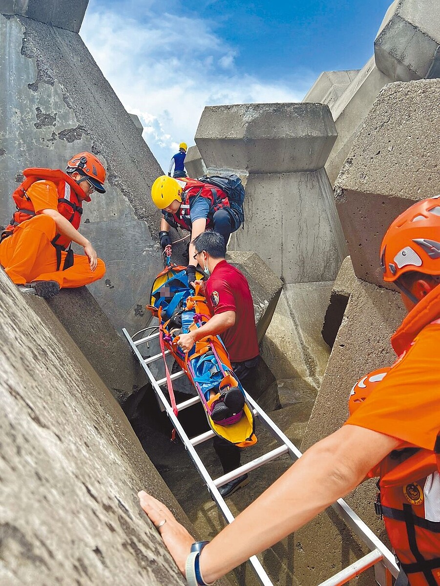 屏東墾丁核3廠出水口14日有3人潛水發生意外,警消獲報馳援救起3人,其中1名女子送醫搶救後仍宣告不治,另外2人意識清醒。圖/屏東縣消防局提供
