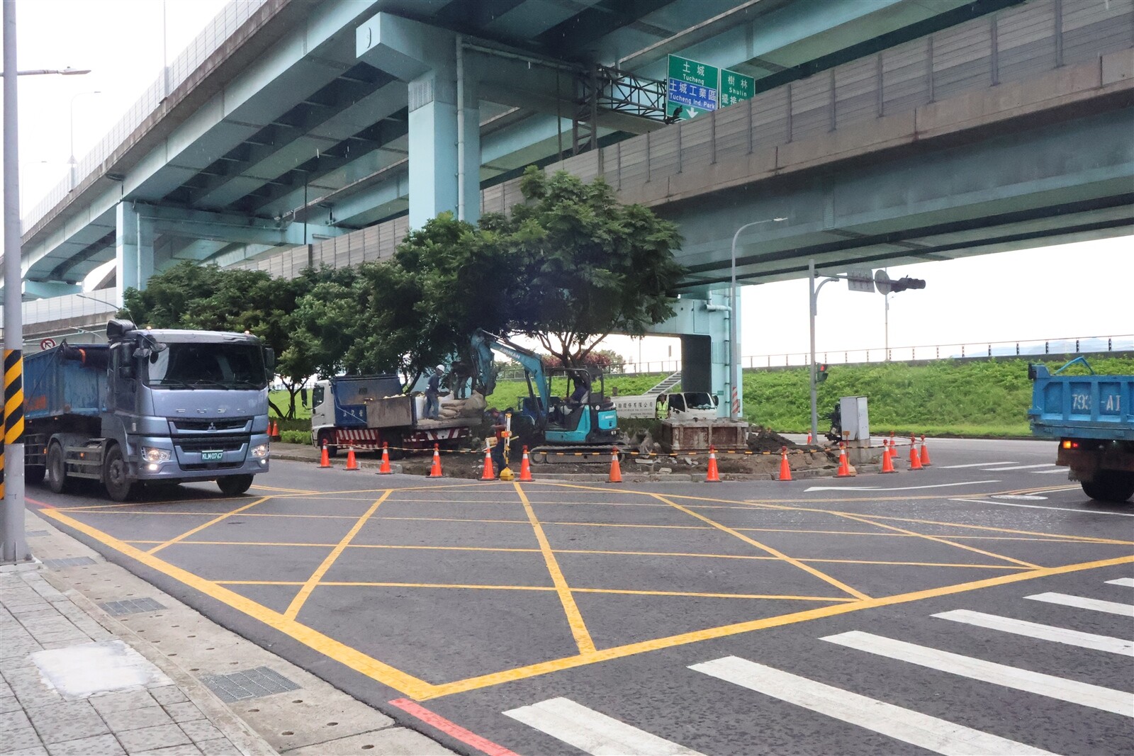 土城新州路及擺街堡路口是不少大車常經之處，新北養工處正施作拓寬中。記者李成蔭／攝影 