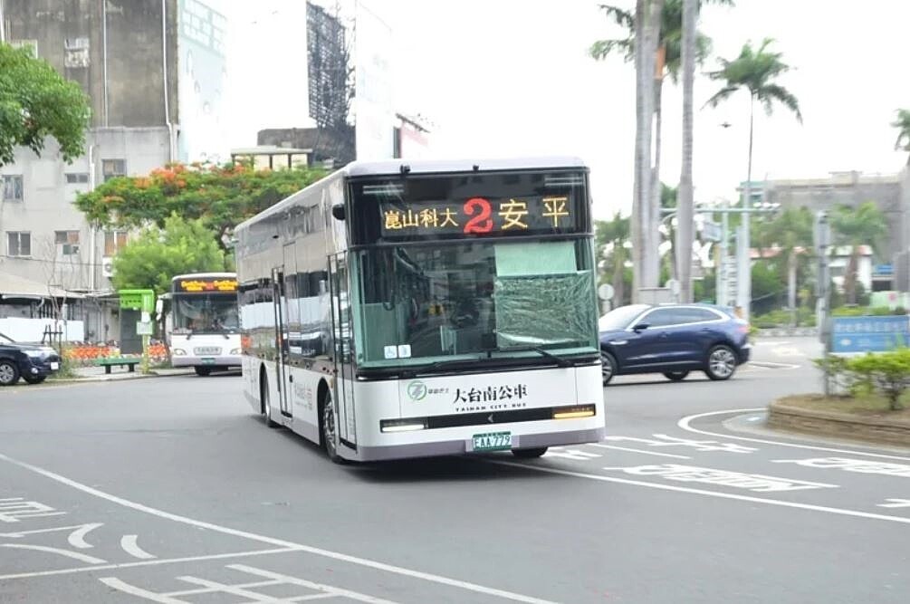 台南公車運量縮減遭審計處糾正，交通局表示將市區公車將進行10年來首度大改革，整併路網及增加班次，提昇市民方便搭乘。圖／交通局提供
