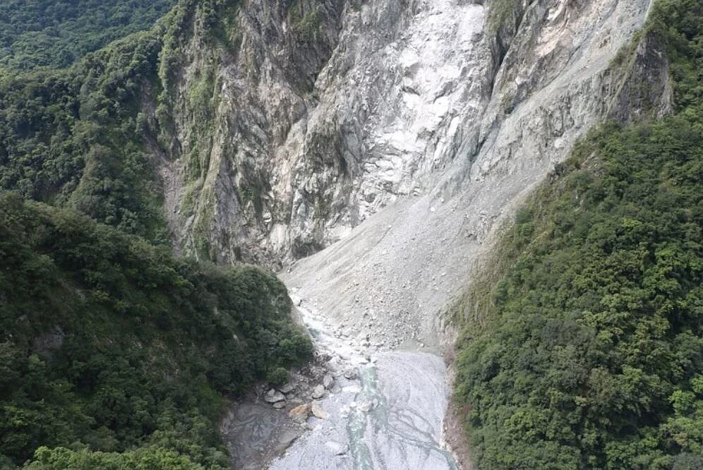 林業署花蓮分署與空勤總隊空勘，確認木瓜溪上游的堰塞湖消失，下游部落危機解除。圖／花蓮分署提供
