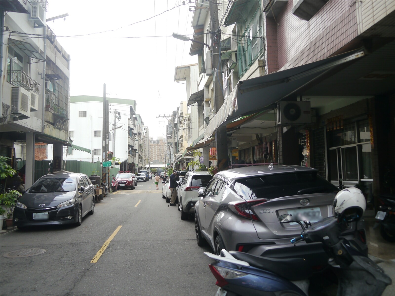 依現行法規，自宅騎樓不可停汽車，鳳山區文西街住戶群起抗議，認為自己被迫將汽車停在家門口，反而不利垃圾車、救護車通行，造成很大困擾。記者徐白櫻／攝影 