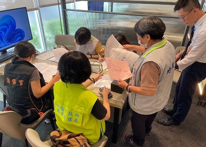 桃園市消保官會同地政局人員,嚴格稽查預售屋購屋預約單。圖/法務局提供