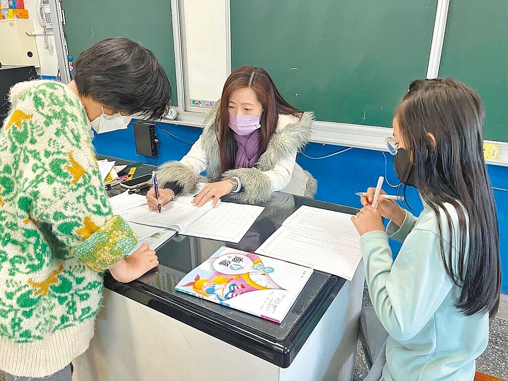 桃園市教育局擬延長課後照顧班時間,由晚上6時延長至7時,由學校自主彈性規畫。圖/桃園市教育局提供、姜霏桃園傳真