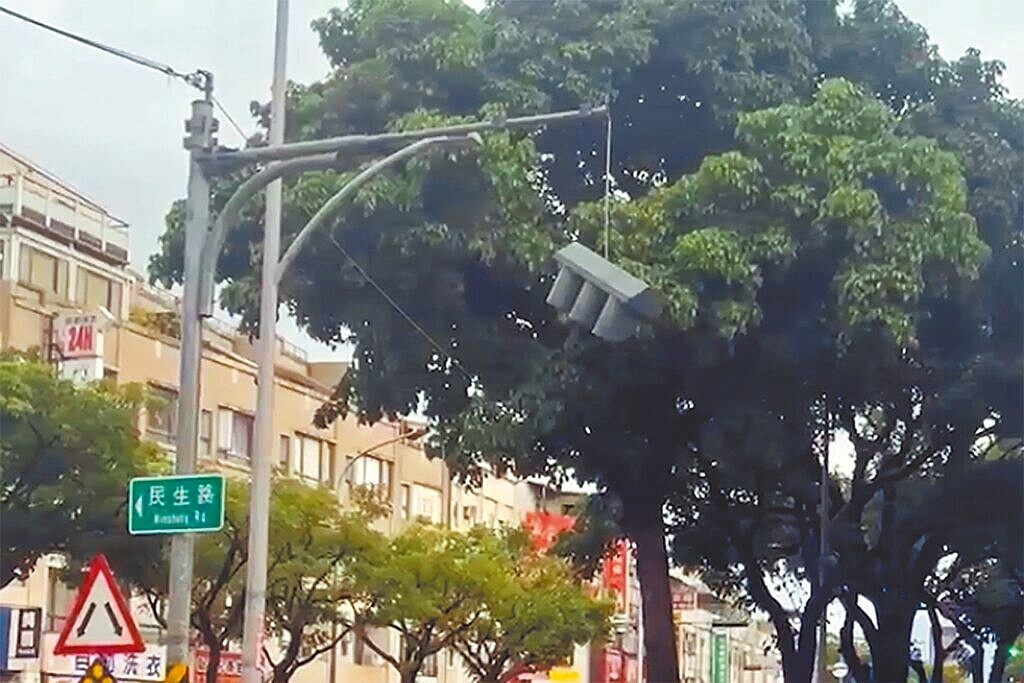 宜蘭縣近海於15日下午5時6分發生5.7級地震,羅東鎮純精路、民生路口的號誌燈箱,在地震後垂掛在半空中。 圖/翻攝照片