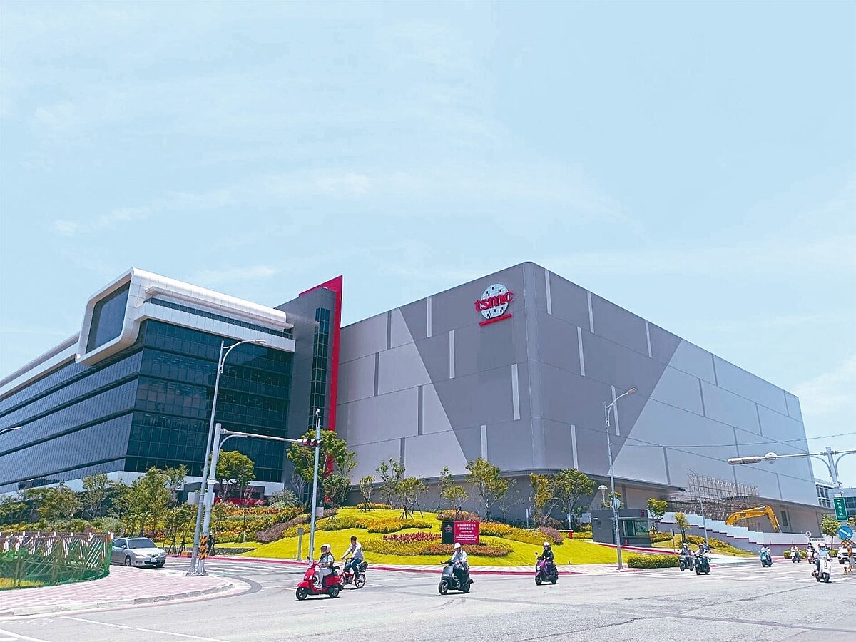 台積電昨公告購買群創南科四廠廠房及附屬設施,可能領先嘉義新廠投入最缺的CoWoS產能。圖為台積電竹南科技園區的先進封測六廠。本報資料照片