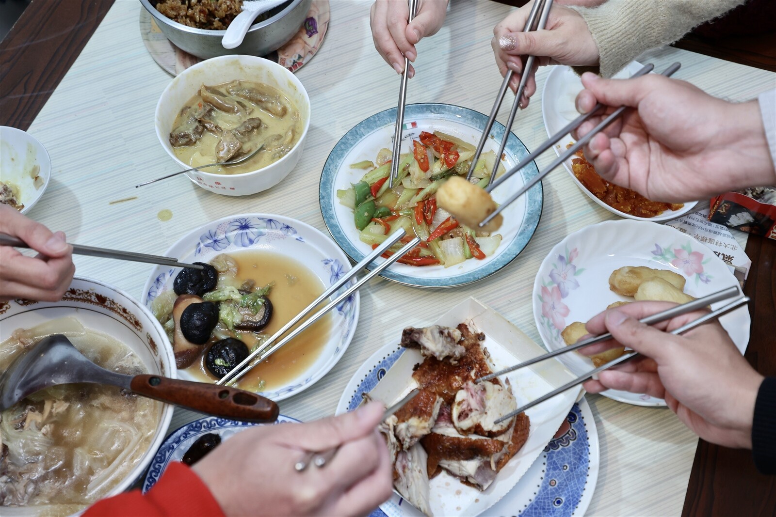 食物如果掉在桌面或地上，腸胃不佳的人建議不要再撿起來吃，易導致腸胃炎症狀。本報資料照片 