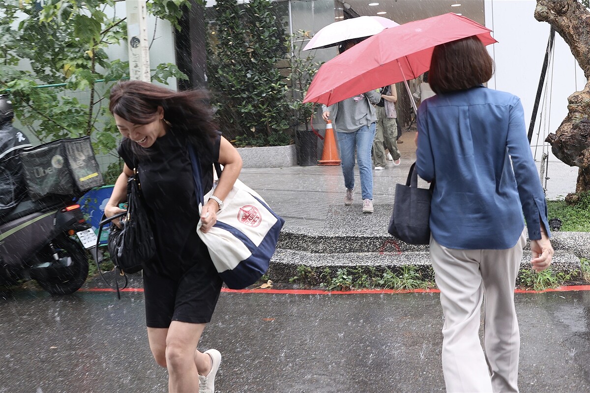 午後強對流發展、範圍擴大，有大雷雨發生，應慎防劇烈天氣，如雷擊、強風及瞬間大雨。本報資料照片 