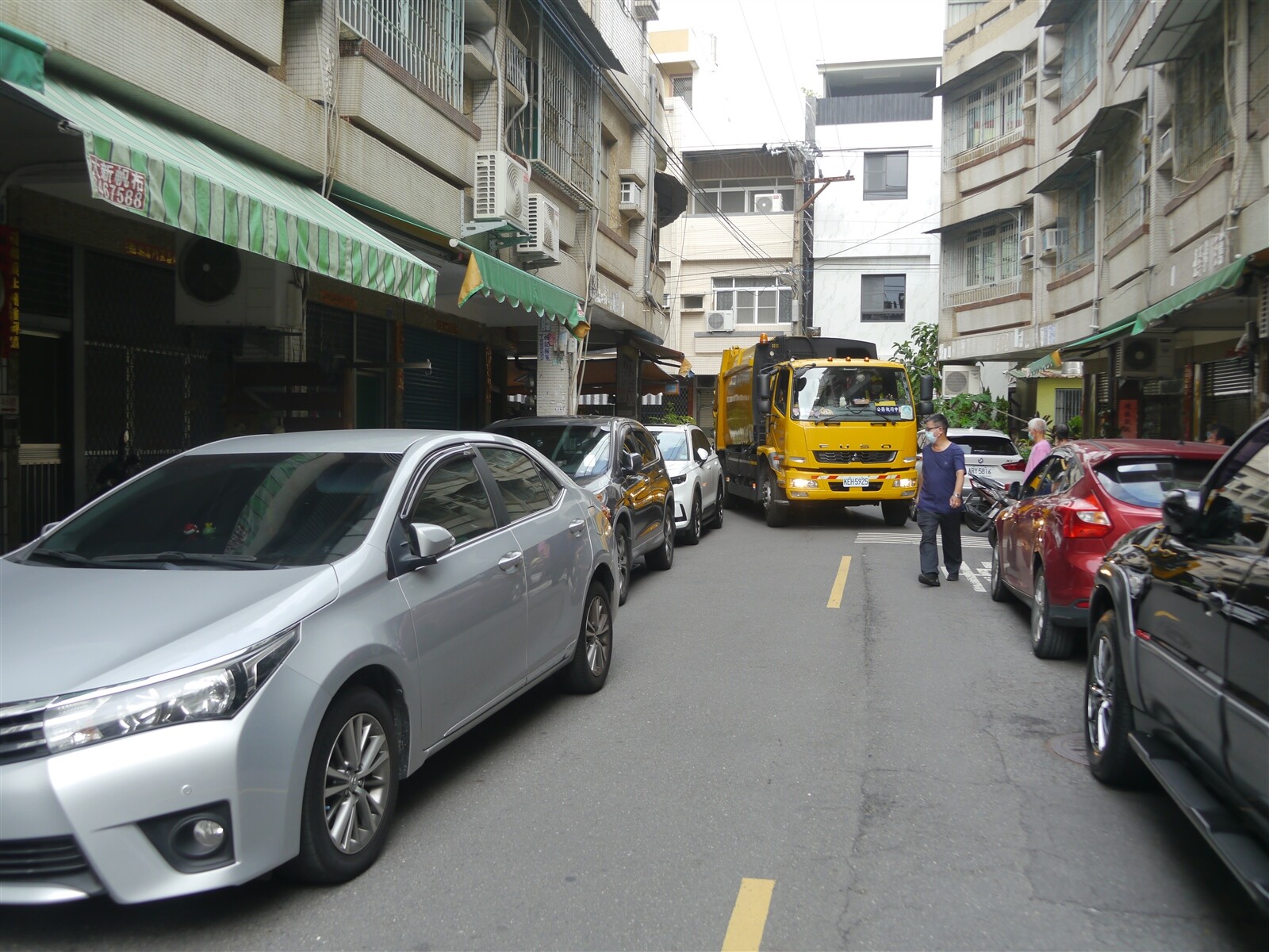 高市鳳山文西街透天厝住戶將汽車停騎樓遭檢舉，停在家門口又不利垃圾車、消防車通行，民怨高漲。記者徐白櫻／攝影 