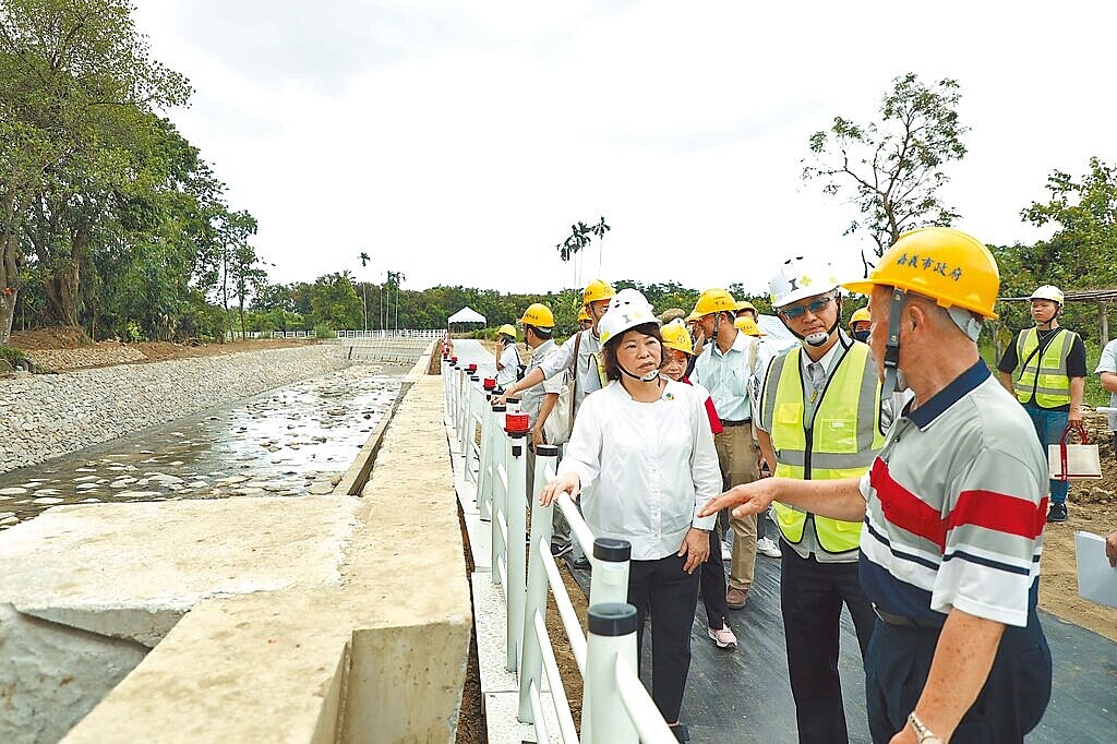 嘉義市長黃敏惠（左）近日率市府團隊視察嘉義市北排水幹線工程，期勉如期如質完工。圖／嘉市府提供、廖素慧嘉市傳真