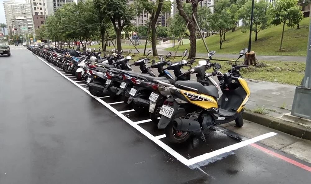 新店央北重劃區近期引爆房市熱潮,居民反映周邊停車位不足,時常停不到。新北交通局表示,已於周邊啟文路增加35格機車位。圖/新北交通局提供