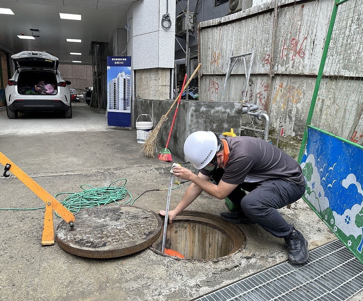 水利局人員現場查驗量測，確保污水下水道設施高程無誤。圖／新北市水利局提供