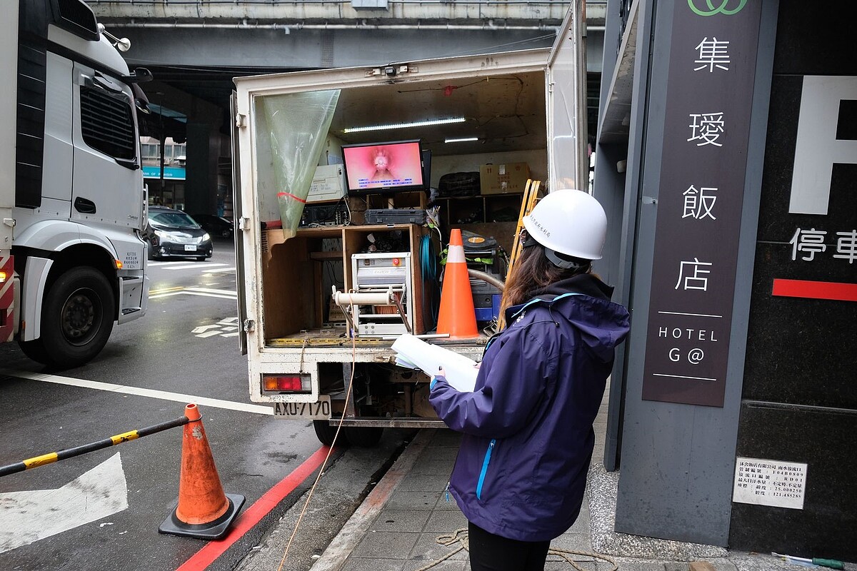 現場檢視CCTV即時畫面，確保地下污水管線內部通水正常。圖／新北市水利局提供