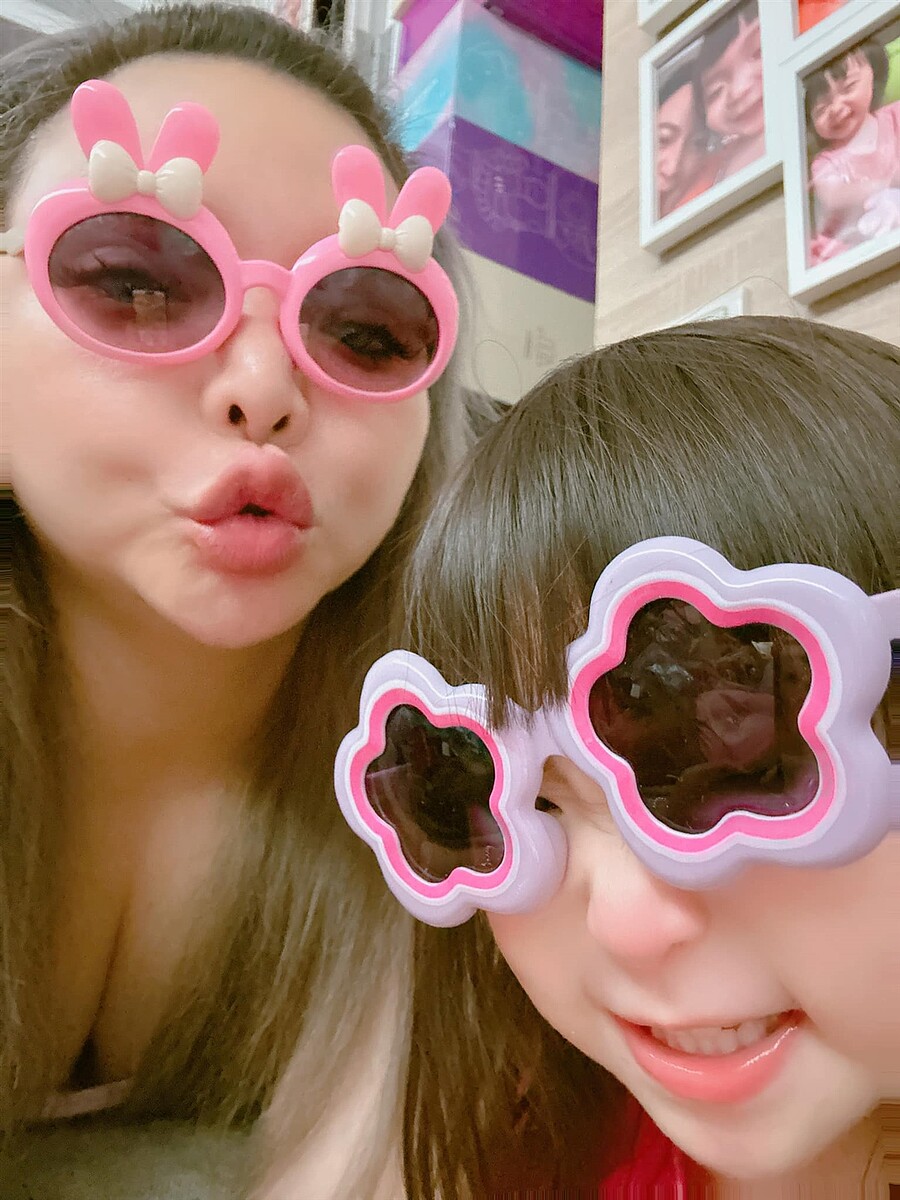 小甜甜移居廈門 首曝內湖房產未來打算 小甜甜帶女兒移居廈門,更開立公司希望能透過直播賺錢,並且多點時間陪伴米苔目長大。圖/取自小甜甜張可昀臉書