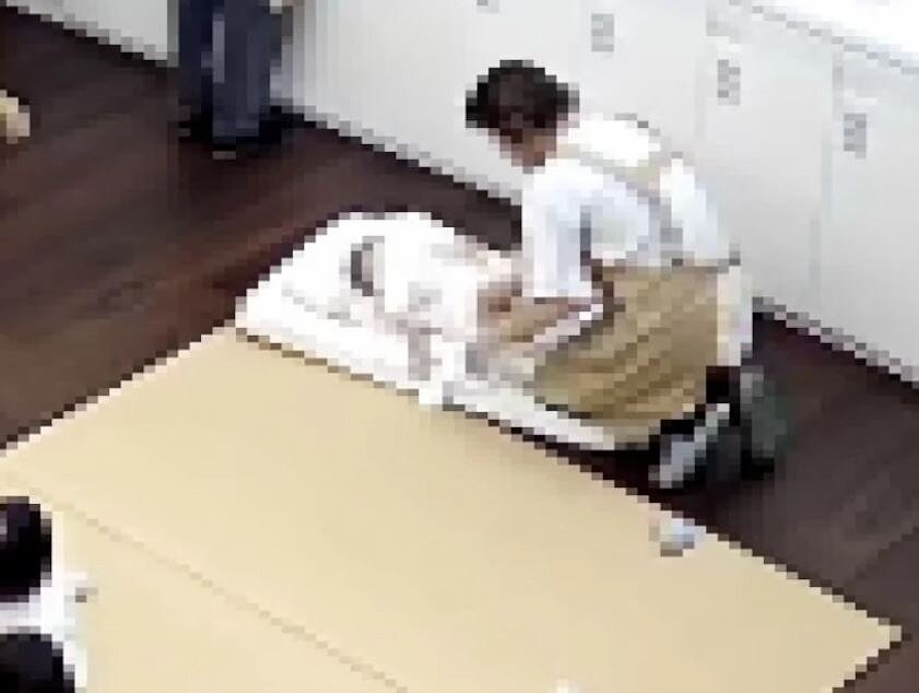 老師換尿布時將髒尿布直接抹在當事幼兒臉上。圖/家長提供