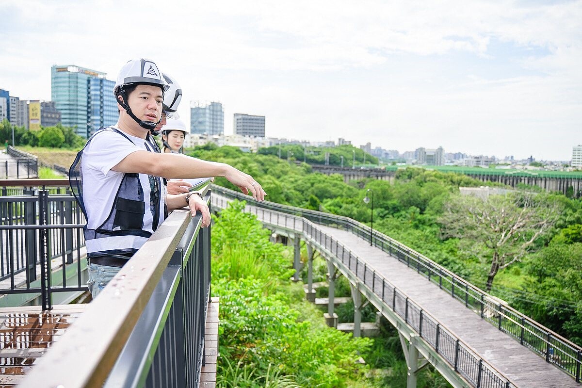 代理市長邱臣遠視察光埔二期公共工程進度，公園綠地設施預計明年底就會完工。圖／竹市府提供