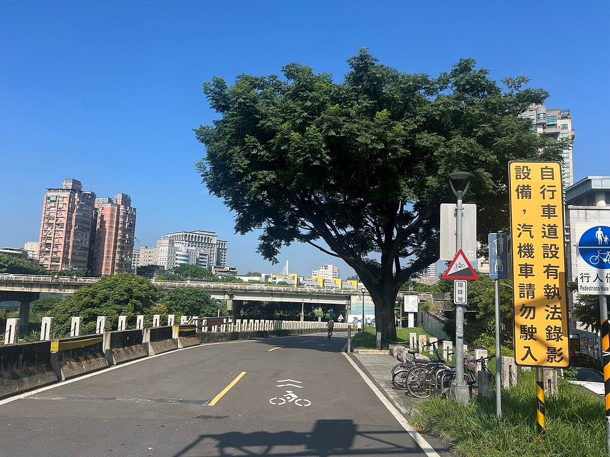 景美溪橋進景美溪河濱公園入口。圖／台北市水利局提供