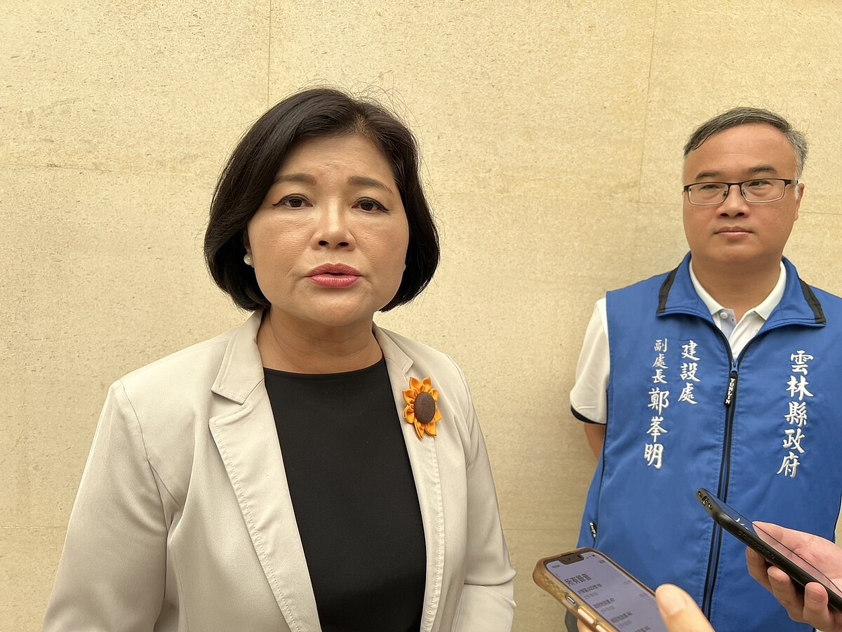 雲林縣為爭取台積電等高科技產業進駐,在中科虎尾園區南側規畫29.75公頃「虎尾產業園區」,卻因中央遲未通過用地變更卡關,縣長張麗善(左)今表示,「這就是政治考量」。記者陳雅玲/攝影