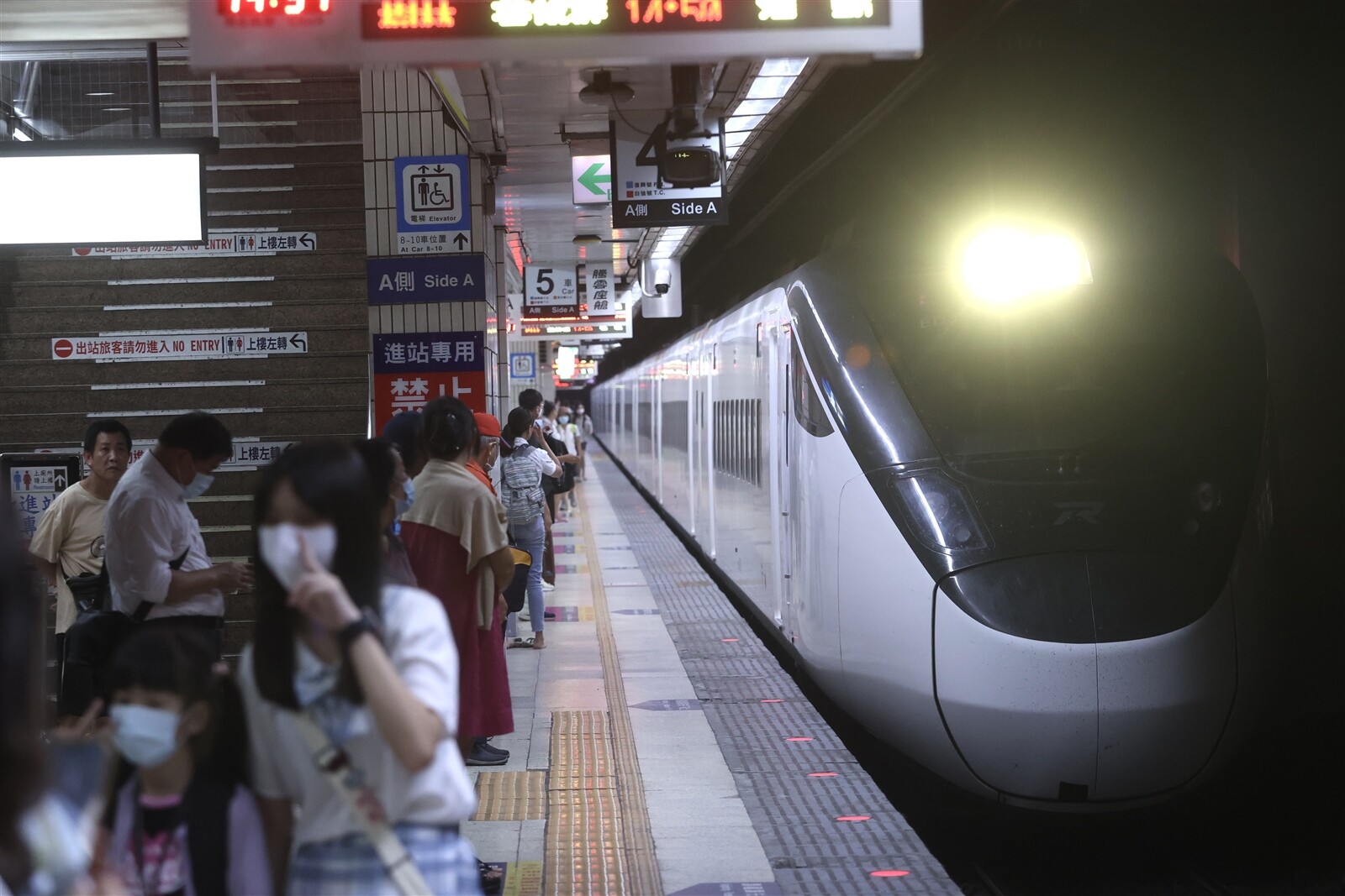 台鐵公司今天零時起開放中秋疏運訂票，截至上午9時總計完成6萬8454筆、10萬2616張訂票。本報資料照片 