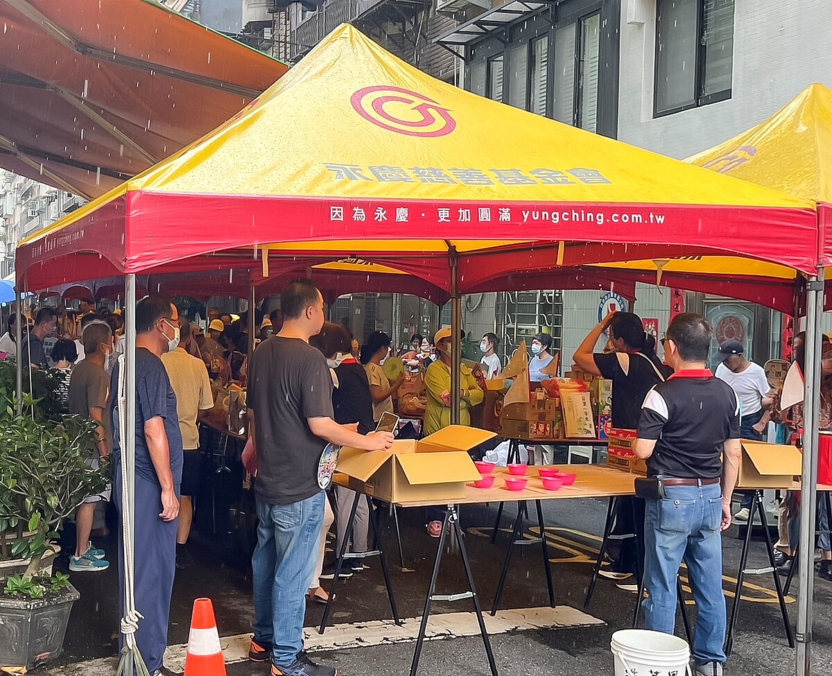 永慶房屋積極參與中元節活動,提供活動帳篷,助里民順利完成普渡儀式。(圖 / 永慶房屋提供)