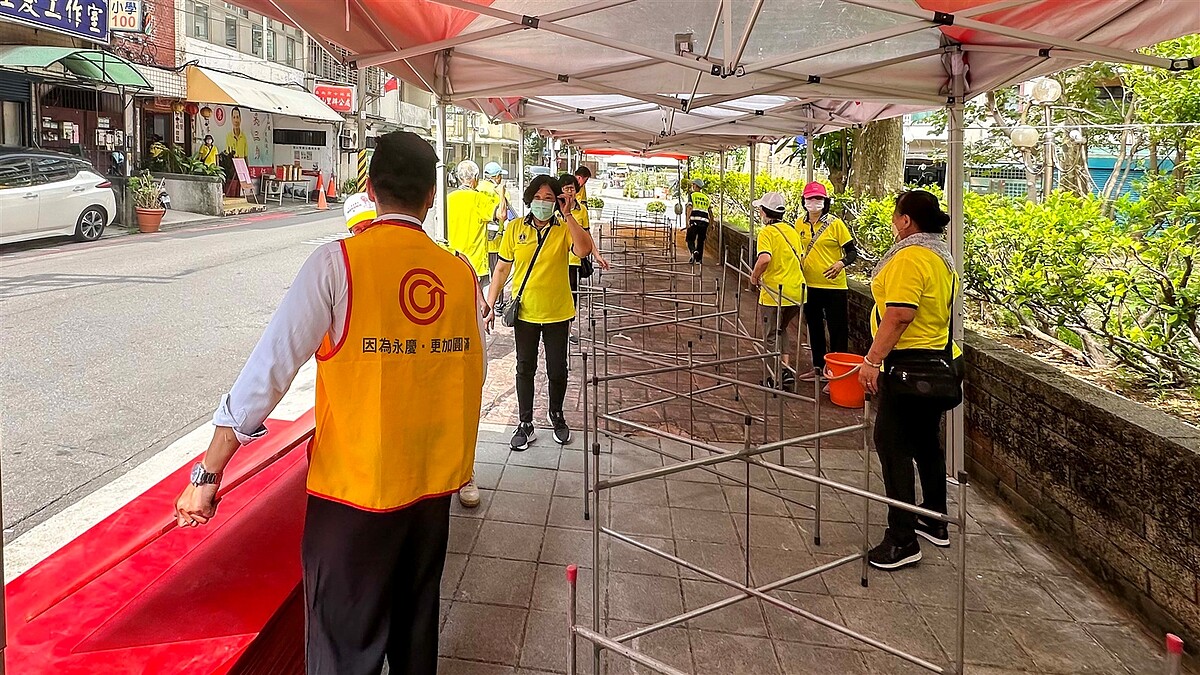 永慶房屋出動人力,與里民們協力布置桌子,讓活動準時開始。(圖 / 永慶房屋提供)