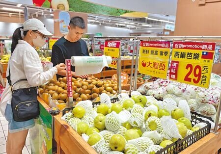 由於凱米颱風造成蔬果價格波動、外食費與房租漲勢延續,主計總處上調全年CPI為2.17%,是第3年破通膨警戒線。(本報資料照片)