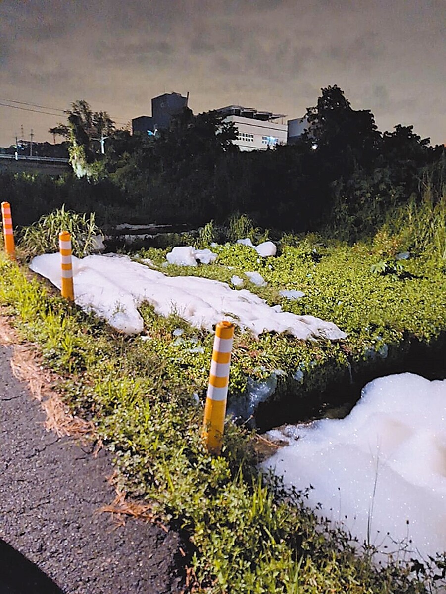 南投市南崗工業區又有人偷排廢水，造成平山坑大排水溝15日傍晚浮現大量白色泡沫成泡泡河。圖／民眾提供、楊靜茹南投傳真