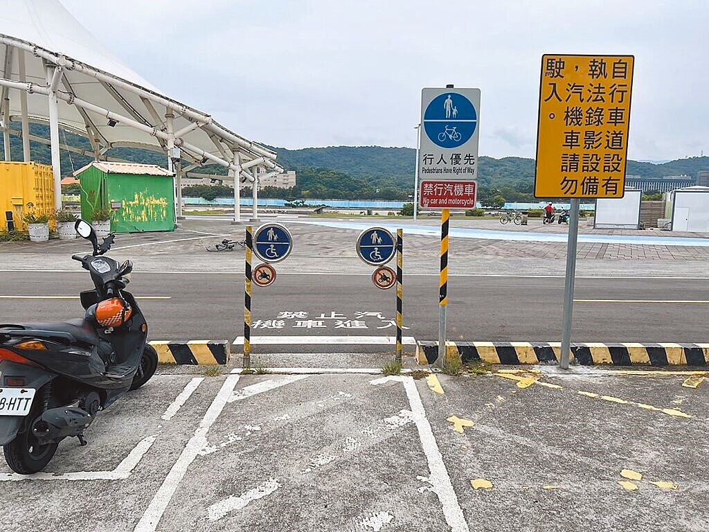 部分民眾為了方便，違規將車開進台北市河濱公園的自行車道，影響行人與自行車駕駛安全，水利處宣布新增15處智慧影像辨識系統，盼改善違規行為。圖／台北市水利處提供、劉瑋晴台北傳真