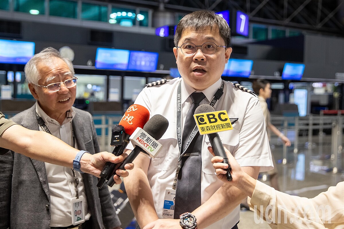 星宇董事長張國煒(右)一到機場後面對媒體詢問遺囑的相關問題,張國煒表示先拿到再說,經過冗長的法律驗證,證明遺囑是總裁的意思,後續全權委託律師團處理。記者季相儒/攝影