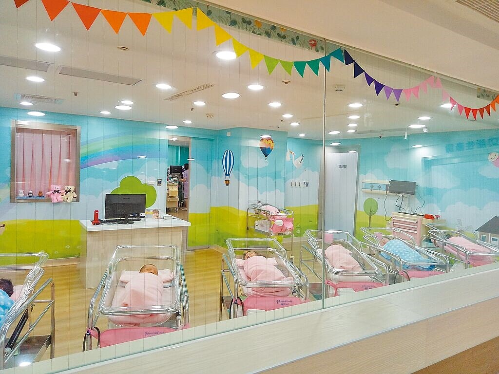 健保署將新生兒「呼吸窘迫症候群」的新藥Curosurf納入給付,同時放寬Surfactant的用藥規定,呼吸困難的新生兒不必等到插管,就能使用藥物,預計9月上路。圖為示意圖。圖/郭綜合醫院提供