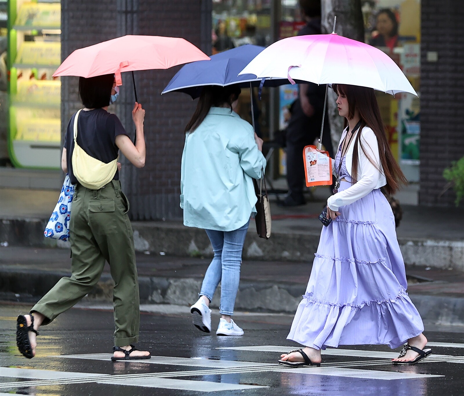 對流雲系發展旺盛，易有短延時強降雨，中央氣象署發布豪雨特報，今天台南市及高雄市地區有局部大雨或豪雨，苗栗及雲林以南地區有局部大雨發生的機率。本報資料照片 