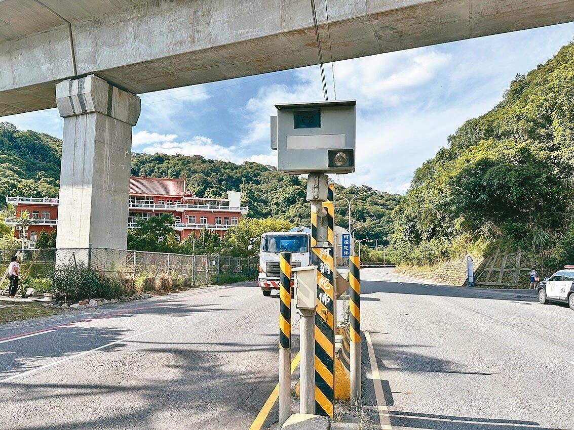 桃園市警方統計全市前三名測桿王，光是龜山區東萬壽路就占了2處。圖為龜山區東萬壽路與龍校街121巷6弄口。圖／警方提供