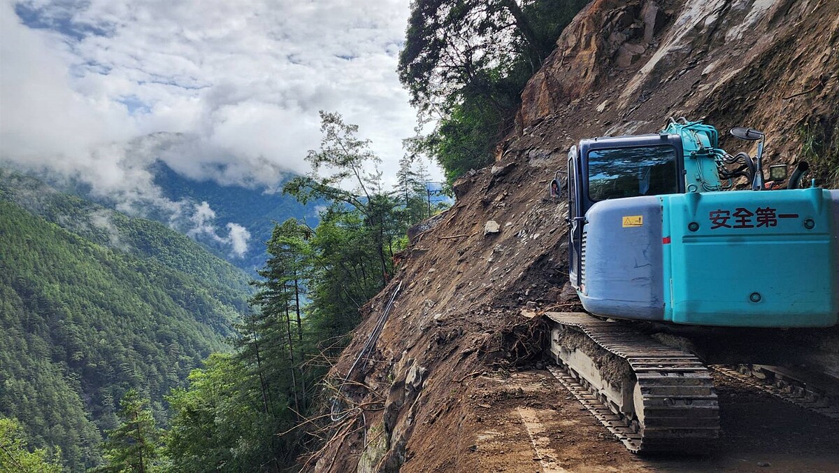 台8線97K榮興路段邊坡崩坍損及路基，預計8月23日搶通，梨山居民有智慧卡者由台8臨37線出入，遊客改走台7甲線。圖／公路局谷關工務段提供