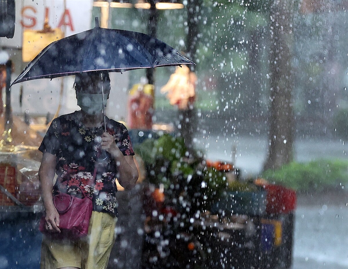 對流雲系發展旺盛，易有短延時強降雨，中央氣象署發布豪雨特報。聯合報系資料照