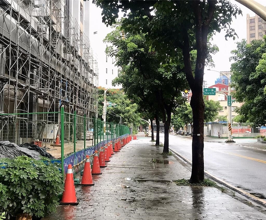 桃園市建築管理處發布修正「桃園市建築物施工中維護公共設施管理要點」,若營造廠將周邊公共設施因施工損壞不立刻修復,建管處將列管該案階段勘驗執照。(桃園市都發局提供)