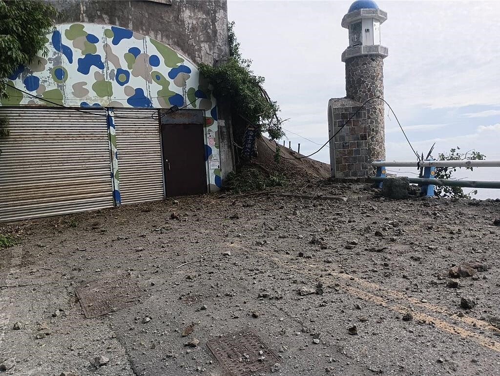 豐濱鄉知名「親不知子海上古道」4月遭地震損壞,封閉至今。今早地震,入口處出現大量土石。圖/豐濱鄉公所提供